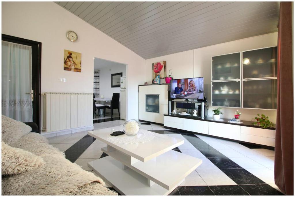 Mikelin Apartment Primosten Exterior photo