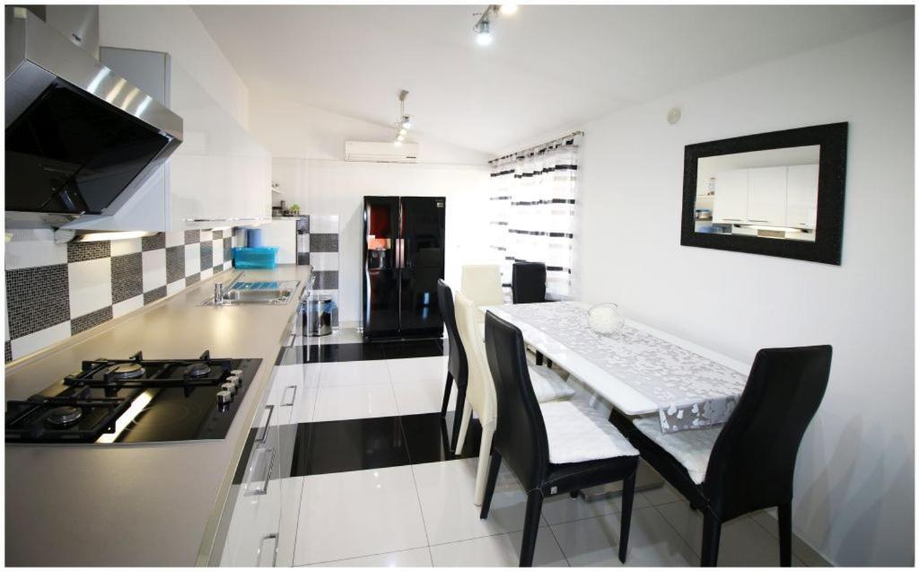 Mikelin Apartment Primosten Exterior photo